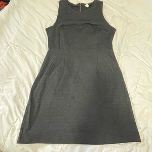 Sleeveless dress with pockets and zipper